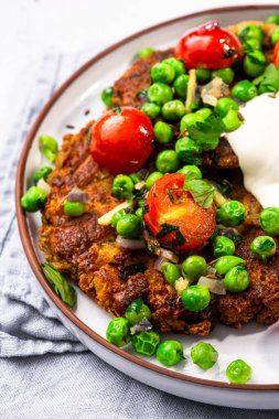 Yeşil bezelyeli nohut krepleri. Vejetaryen süper yiyecekler, sağlıklı brunch fikri..