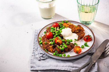 Yeşil bezelyeli nohut krepleri. Vejetaryen süper yiyecekler, sağlıklı brunch fikri..