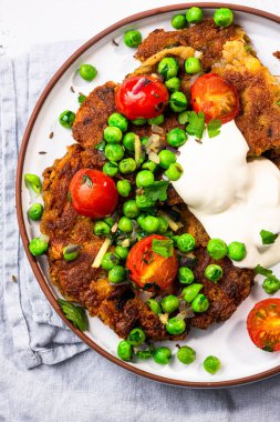 Yeşil bezelyeli nohut krepleri. Vejetaryen süper yiyecekler, sağlıklı brunch fikri..