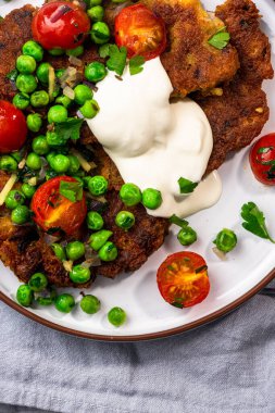 Vejetaryen sağlıklı öğle yemeği fikri. Nohut krepleri..