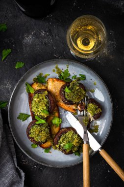 Sağlıklı vejetaryen yemeği yiyorum. Mantarlı tost..