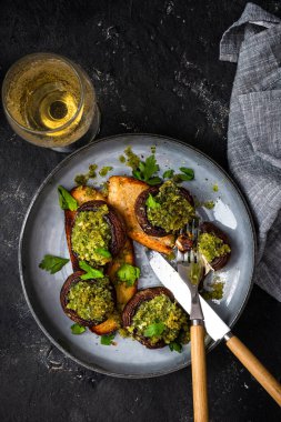 Vejetaryen sağlıklı yiyecekler. Basit ve basit mantarlı tost..