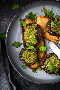 Sağlıklı vejetaryen brunch 'ı. Mantarlı tost..