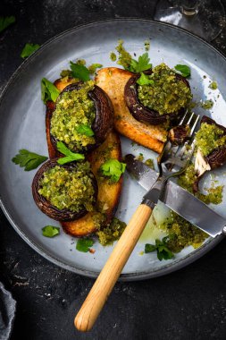 Sağlıklı bir kahvaltı, fırında mantar ve kızarmış ekmek..