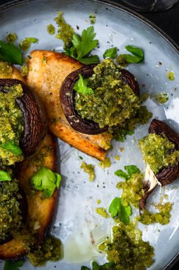 Vejetaryen sağlıklı yiyecekler. Basit ve basit mantarlı tost..