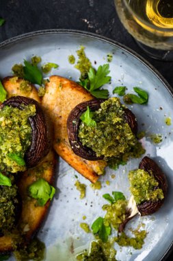 Sağlıklı bir kahvaltı, fırında mantar ve kızarmış ekmek..