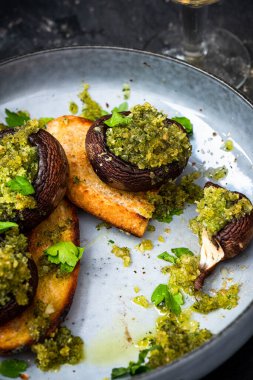 Vejetaryen sağlıklı yiyecekler. Basit ve basit mantarlı tost..