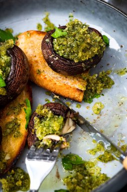 Vejetaryen sağlıklı yiyecekler. Basit ve basit mantarlı tost..