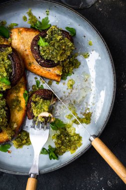 Sağlıklı vejetaryen brunch 'ı. Mantarlı tost..