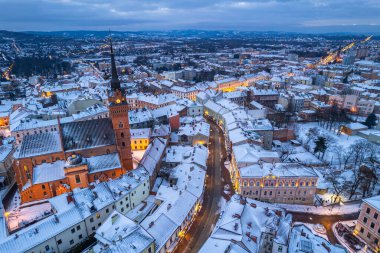İnsansız hava aracı kışın Tarnow 'un eski kasabasında.