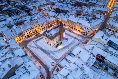 Tarnow 'daki kasaba meydanı, Polonya kışın.