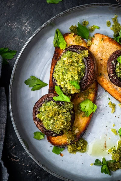 Sağlıklı vejetaryen yemeği yiyorum. Mantarlı tost..