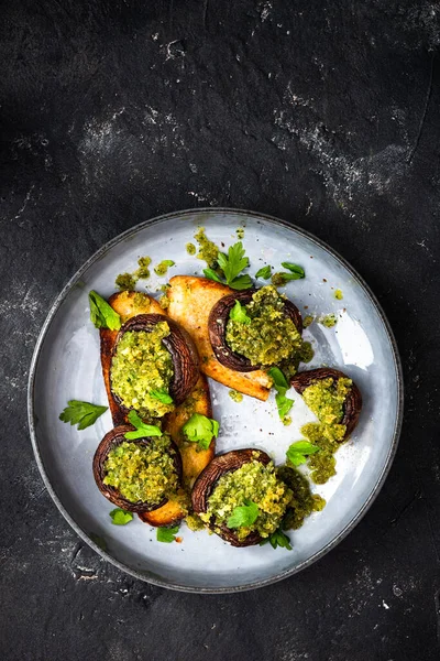 Sağlıklı bir kahvaltı, fırında mantar ve kızarmış ekmek..