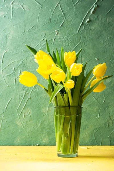 Färska Gula Tulpaner Blommor Glasvas — Stockfoto