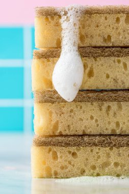 Mutfak arka planında sürdürülebilir çevre dostu bambu süngeri. Ürün modeli için alan tasarımını kopyala.