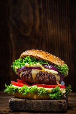 Tahta Fotokopi Arkaplanda Etli Çizburger.