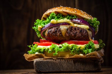 Ahşap Arkaplanda Sebzeli Izgara Burger.