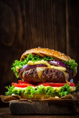 Tahta Fotokopi Arkaplanda Etli Çizburger.