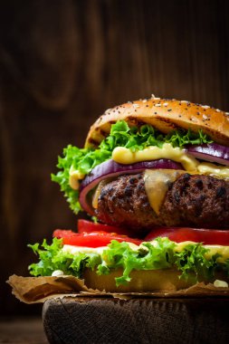 Burger Ahşap Arkaplanda Yakın Görünüm.