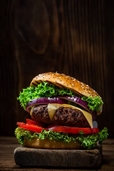 Ahşap Arkaplanda Sebzeli Izgara Burger.