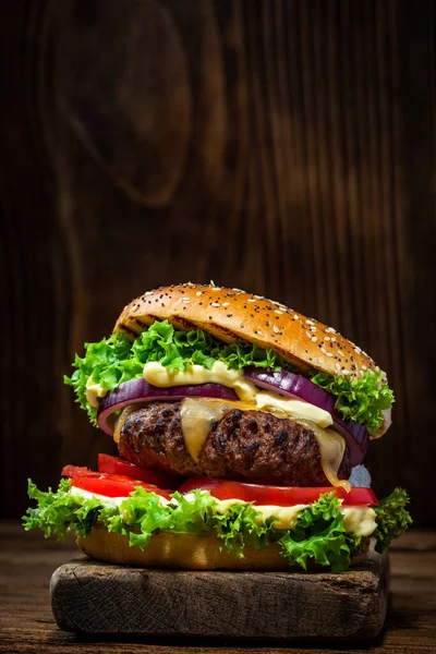 Tahta Fotokopi Arkaplanda Etli Çizburger.