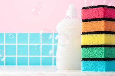 Mutfak masasında temizlik malzemesi. Model için alan arkaplanını kopyala.