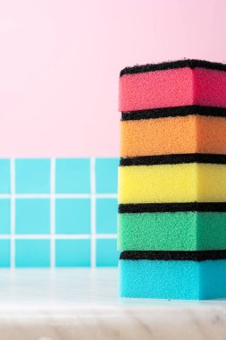 Mutfak tezgahında renkli temizlik süngeri. Model için alan arkaplanını kopyala.