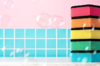 Mutfak masasında temizlik malzemesi. Model için alan arkaplanını kopyala.