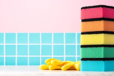 Mutfak tezgahında renkli temizlik süngeri. Model için alan arkaplanını kopyala.