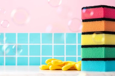 Mutfak masasında temizlik süngeri. Kopyalama alanı olan bir model arkaplan.