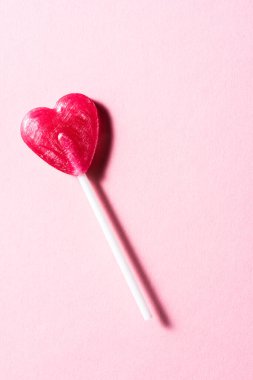Kalp şeklinde kırmızı tatlı lolipop..