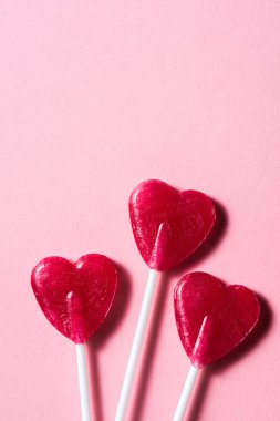 Red Heart şekline bürünmüş lolipop arka planı. Aşk konsepti.
