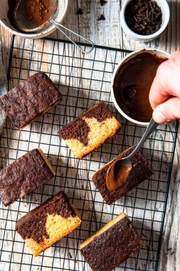 Soğutma tepsisindeki mermer pasta dilimleri. Tatlı yemek tatlı.