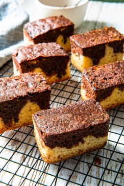 Çikolatalı mermer kek dilimleri. Tatlı servis ediyorum..