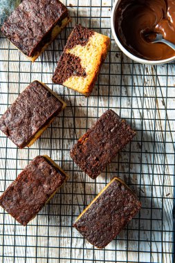 Ev yapımı. Çikolatalı mermer pasta..