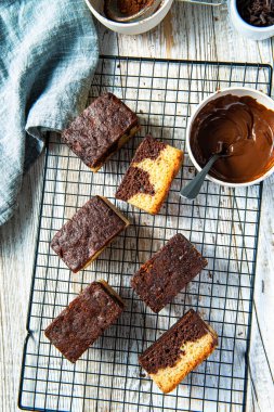Soğutma tepsisindeki mermer pasta dilimleri. Tatlı yemek tatlı.