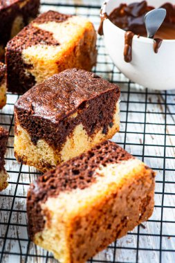 Soğutma tepsisindeki mermer pasta dilimleri. Tatlı yemek tatlı.