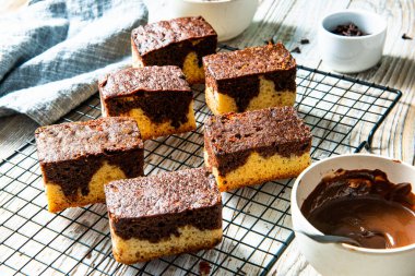 Çikolatalı mermer kek dilimleri. Tatlı servis ediyorum..