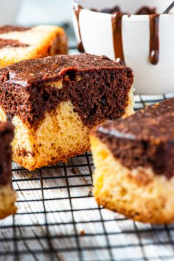 Kakao ve çikolatalı mermer kek ahşap masadaki soğutma tepsisinde..
