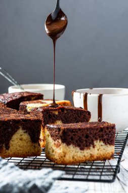 Soğutma tepsisindeki mermer pasta dilimleri. Tatlı yemek tatlı.