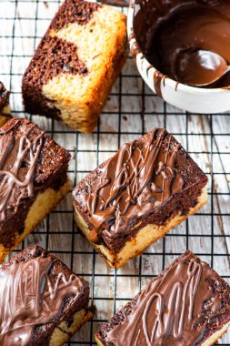 Çikolatalı mermer kek dilimleri. Tatlı servis ediyorum..