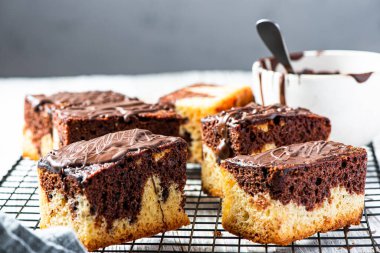 Kakao ve çikolatalı mermer kek ahşap masadaki soğutma tepsisinde..