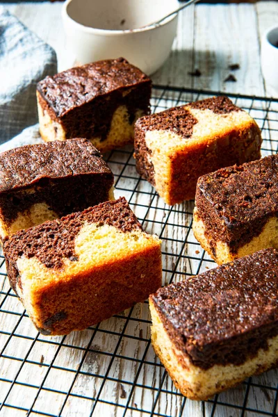 Çikolatalı mermer pasta. Tepside dilimler ve ahşap masa.