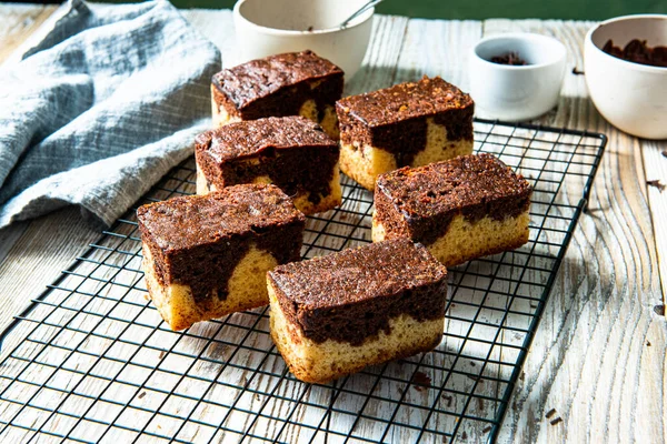 Ev yapımı. Çikolatalı mermer pasta..