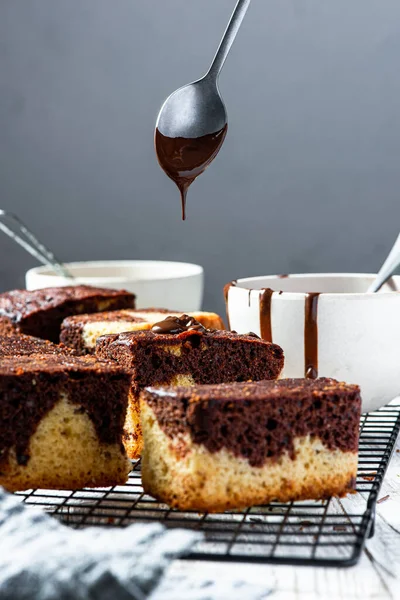 Çikolatalı mermer pasta. Tepside dilimler ve ahşap masa.