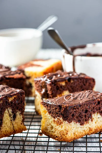 Soğutma tepsisindeki mermer pasta dilimleri. Tatlı yemek tatlı.