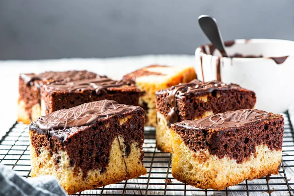 Kakao ve çikolatalı mermer kek ahşap masadaki soğutma tepsisinde..