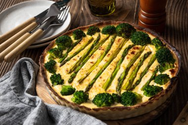 Sebzeli kiş tartı. Ahşap masada servis..