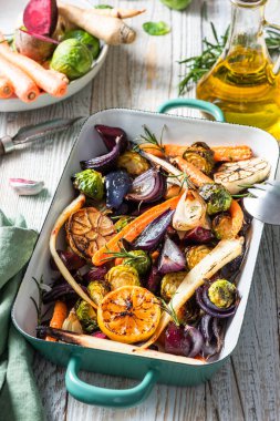 Sebze rostosu. Kök rengi vejetaryen yemekleri..