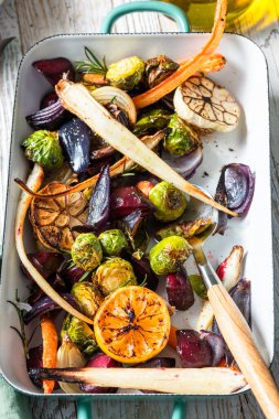 Tepside renkli ızgara ve kızarmış sebzeler..